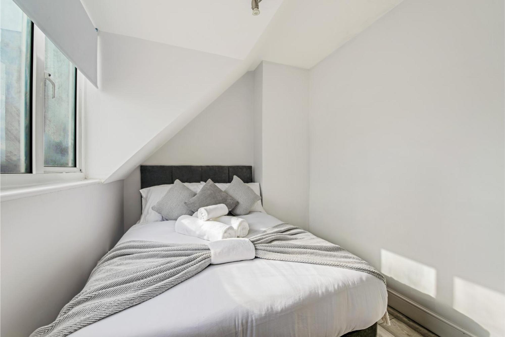 Sweet And Lovely 2Br With Free Parking Лондон Екстериор снимка