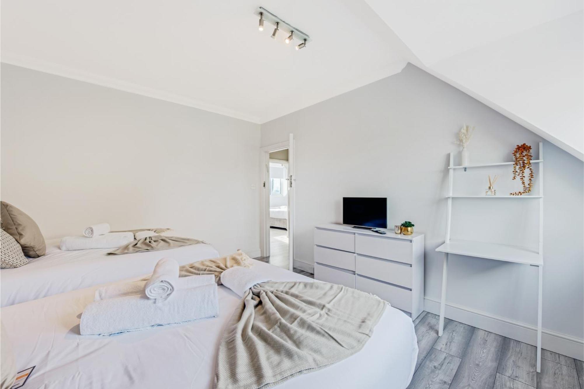 Sweet And Lovely 2Br With Free Parking Лондон Екстериор снимка