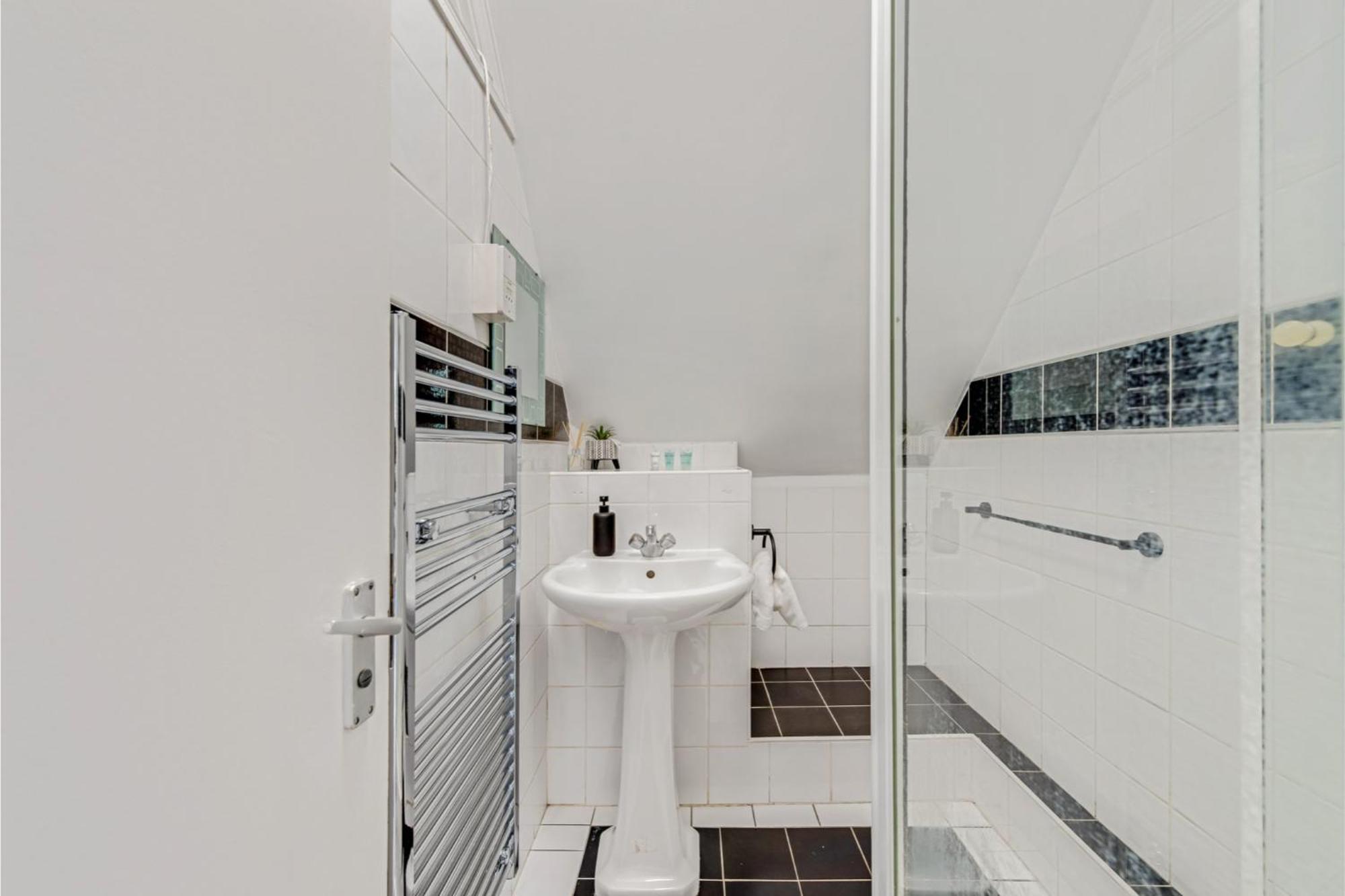 Sweet And Lovely 2Br With Free Parking Лондон Екстериор снимка