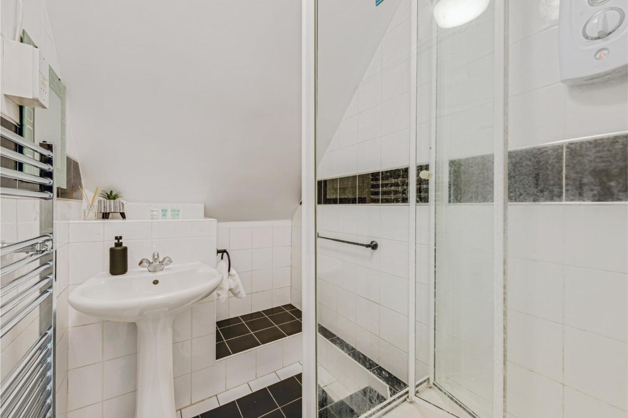 Sweet And Lovely 2Br With Free Parking Лондон Екстериор снимка